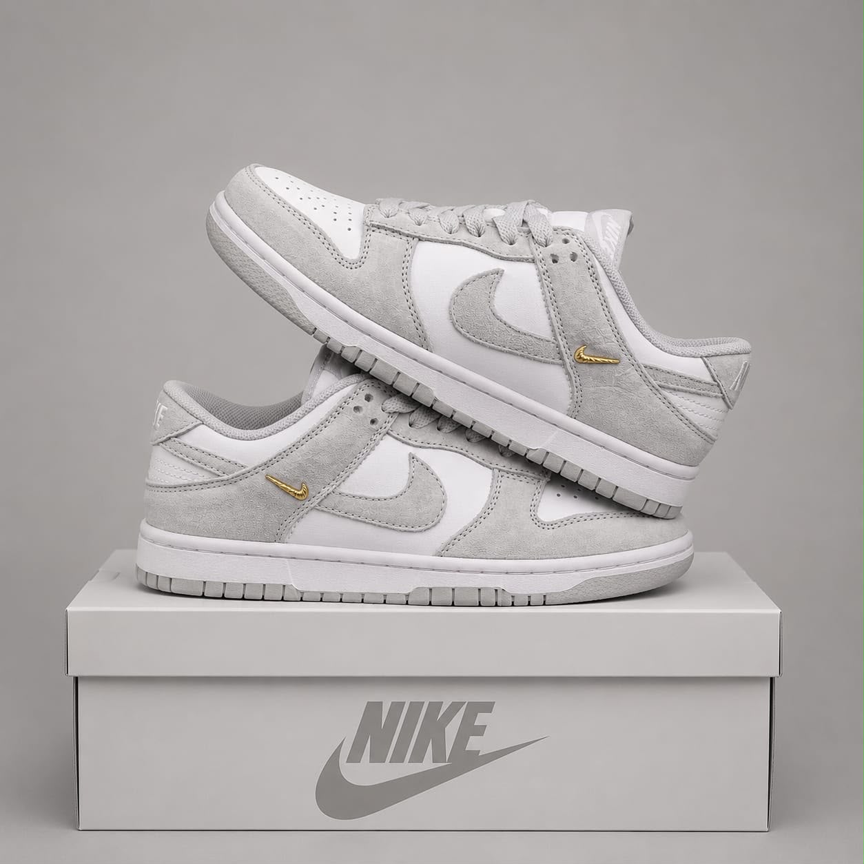 Dunk Low 'Photon Dust' con pin dorado — GZ STORE